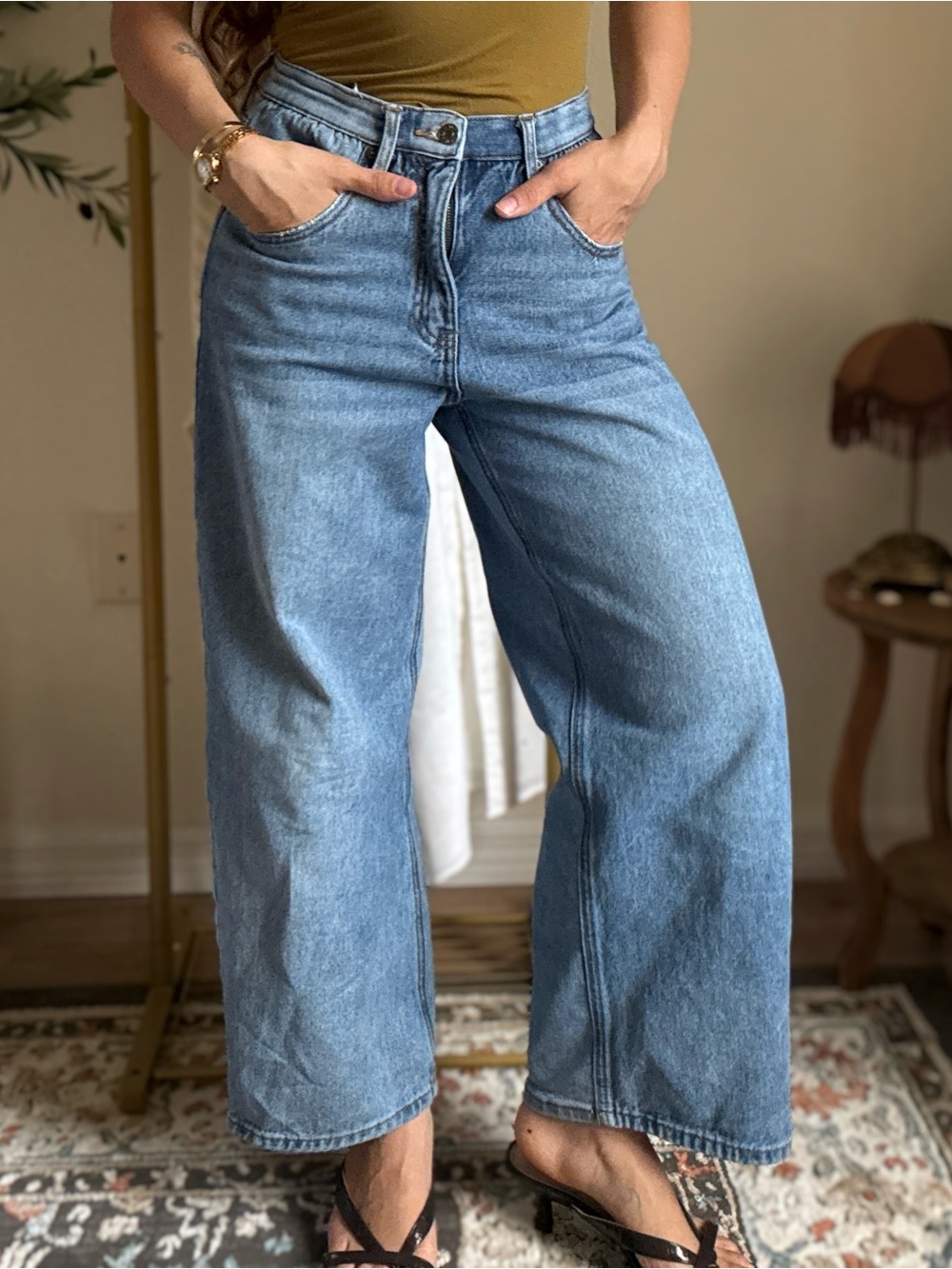 Wide leg petite friendly jeans size 27